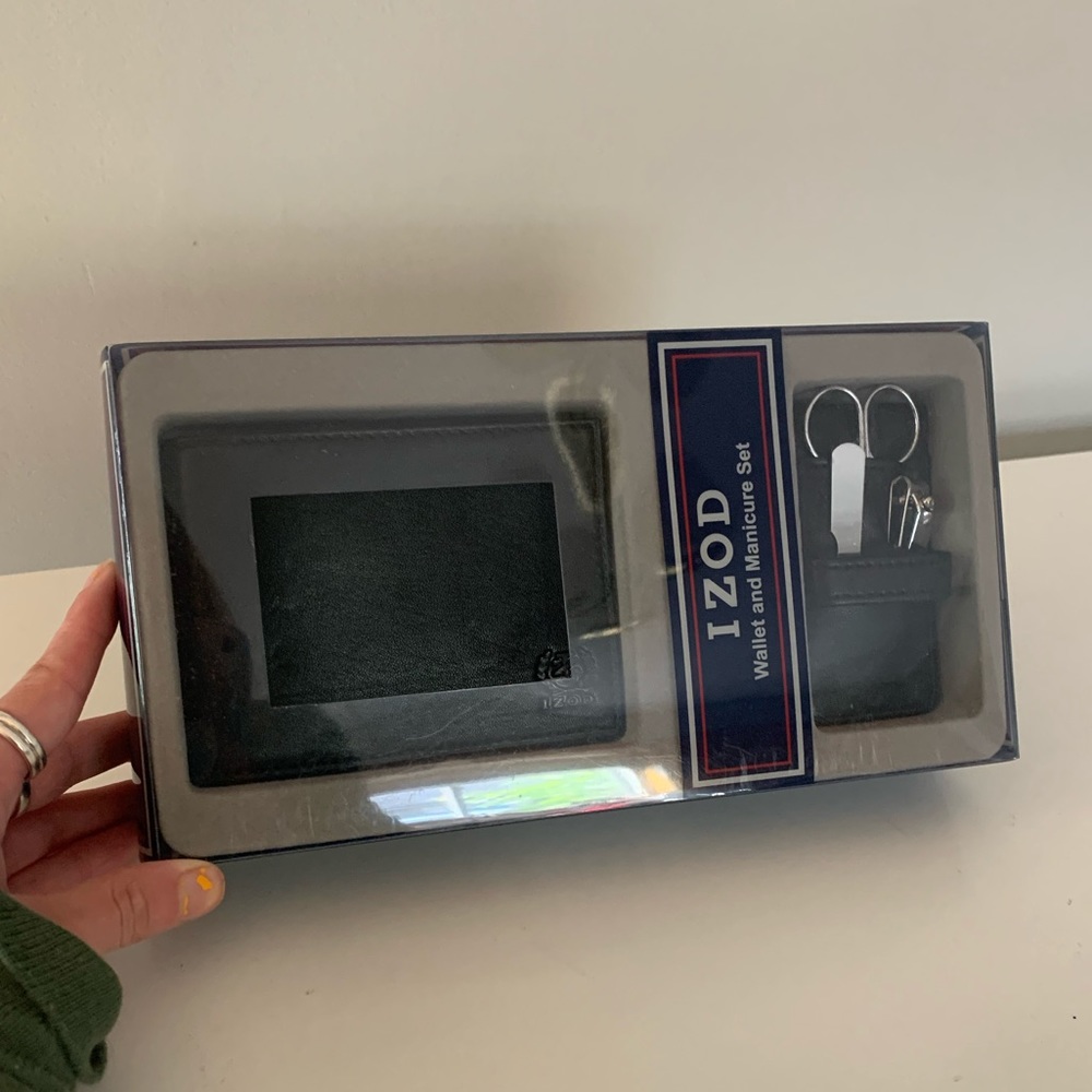 IZOD Black Leather Wallet + Manicure Set Giftpack